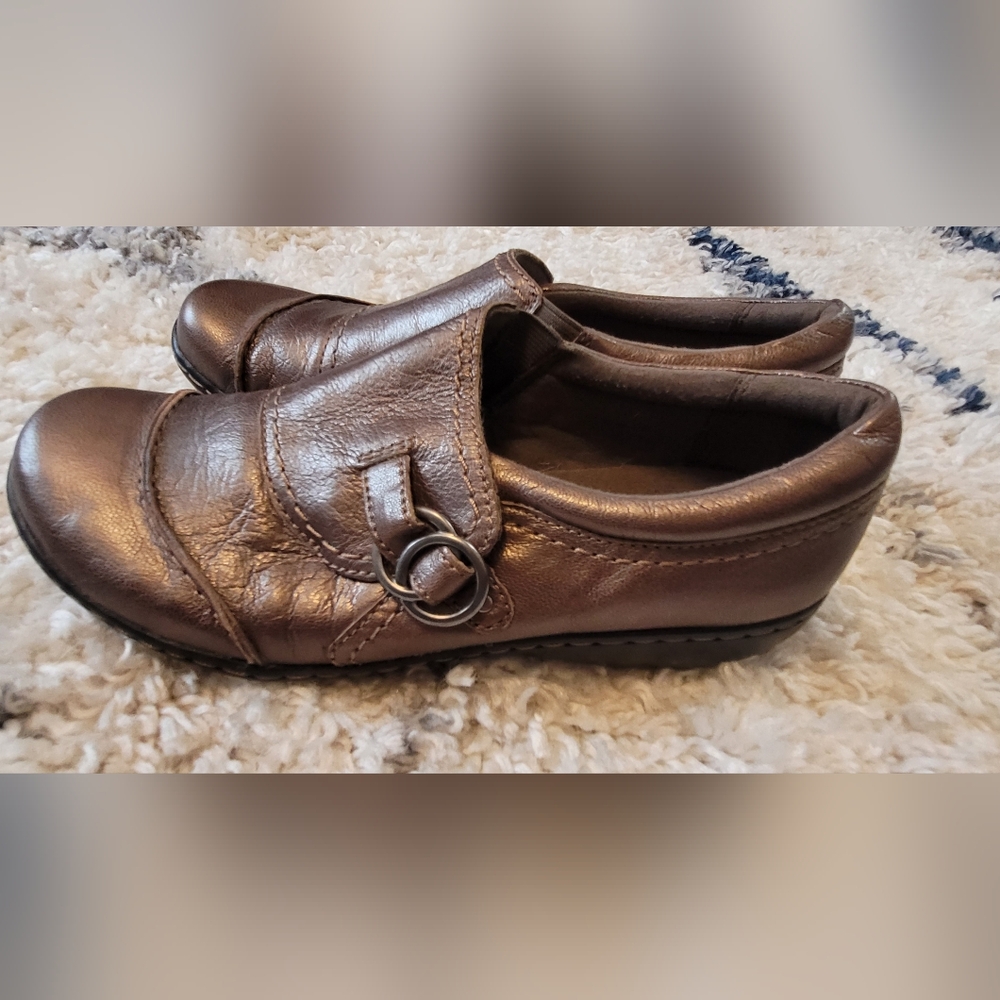 Women's Clarks Metallic Gold Leather Slip On Comfortable Loafers Size 7.5